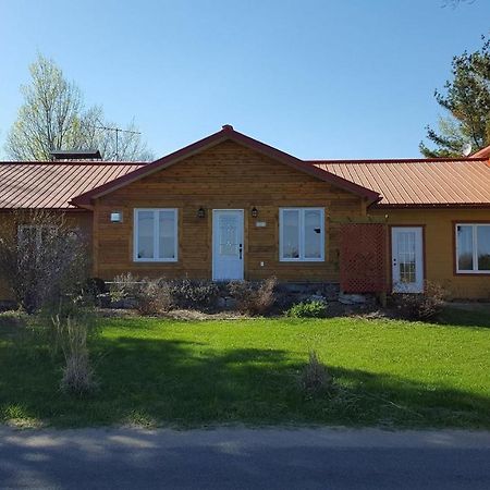 Auberge Ma Maison Sainte-Melanie Exterior photo