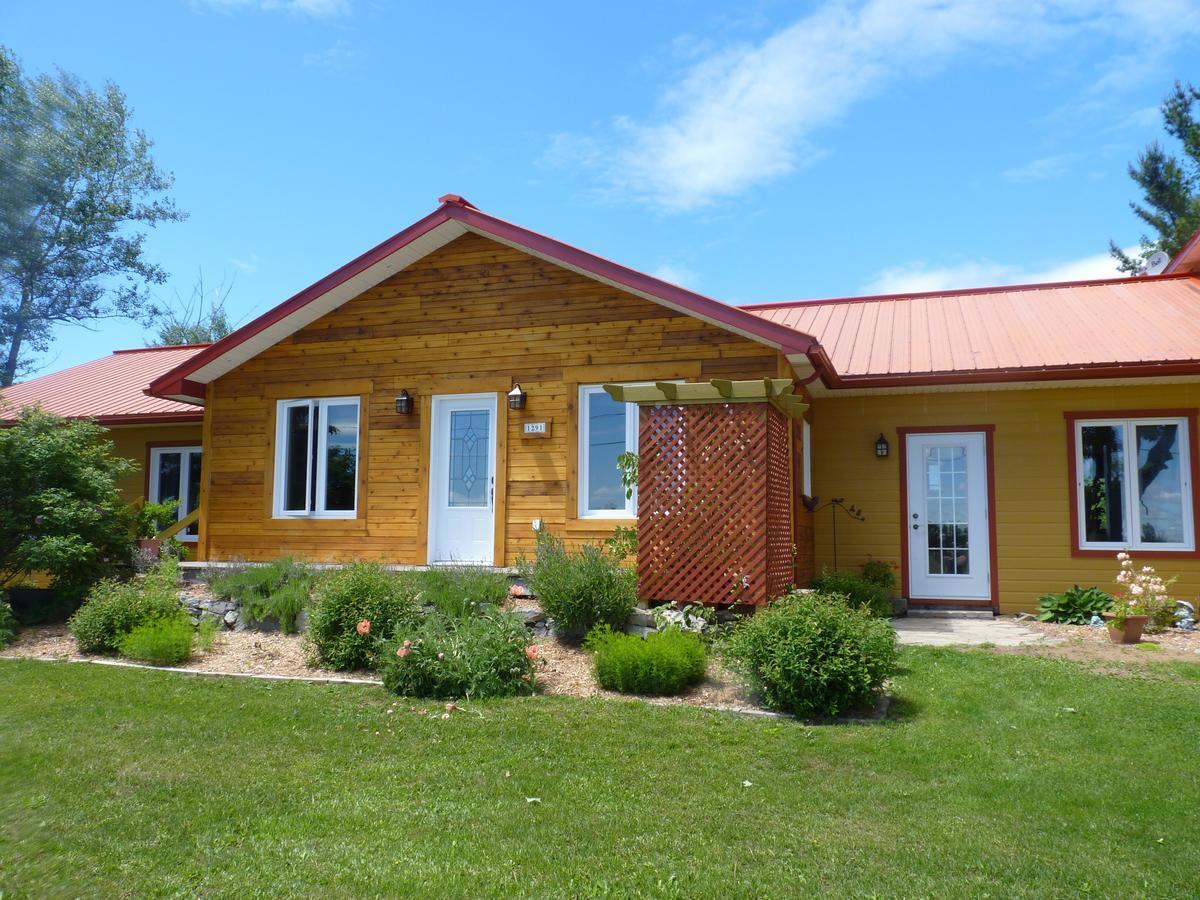 Auberge Ma Maison Sainte-Melanie Exterior photo